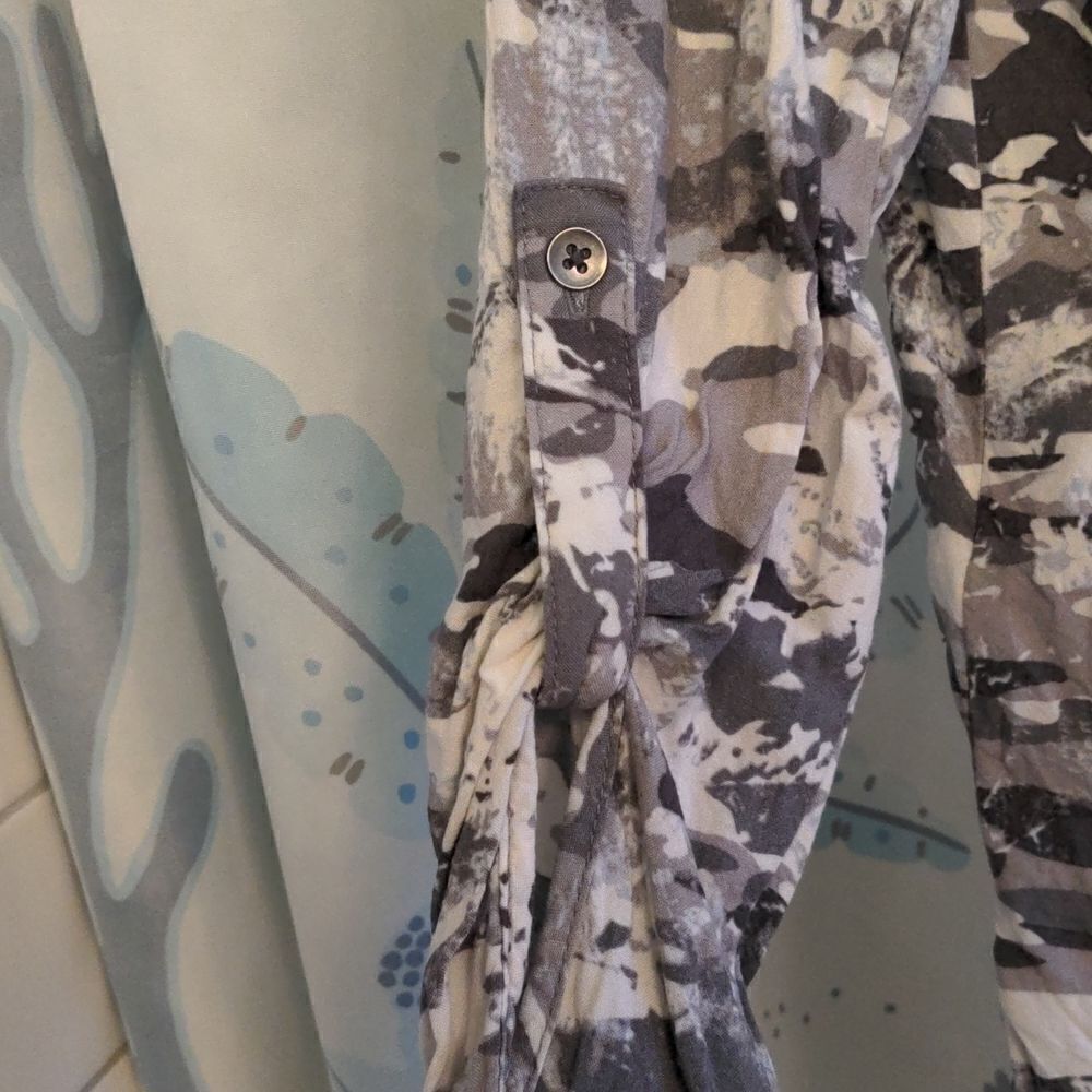 2 for $20 Rock & Republic Snow Camouflage Rayon L/S Shirt Blouse Size S - Picture 4 of 9